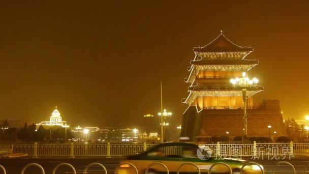 中国Oct 09，2016Beijing 古建筑夜景  繁忙的交通