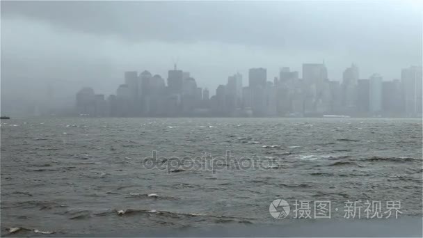 暴风雨的纽约市天际线的视图视频