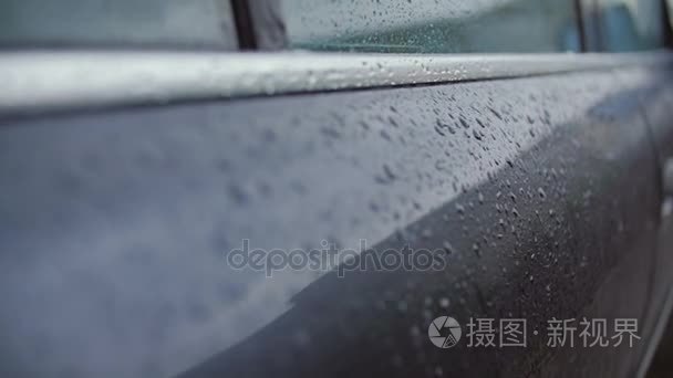 雨点拍打车身视频