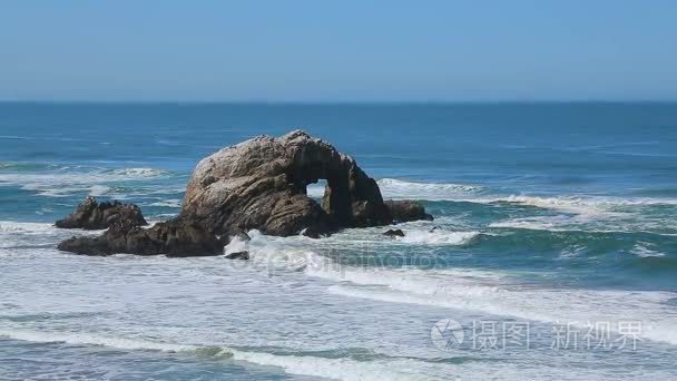 带有心形轮廓在海洋中的岩石视频