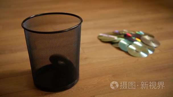 几个无用的数码光碟掉进垃圾桶视频