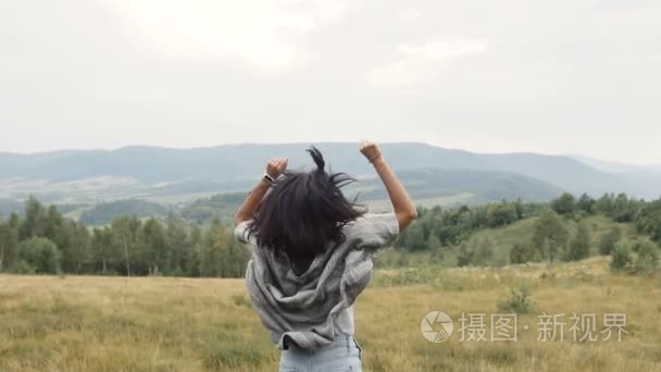 女孩欢喜山上的胜利