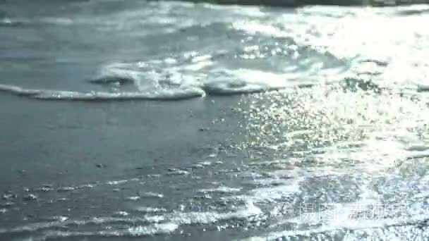 美丽的大海波涛在沙滩上视频
