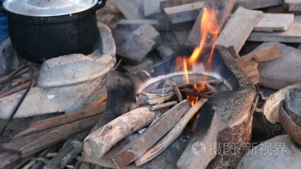 在泰国的传统烹饪的火视频