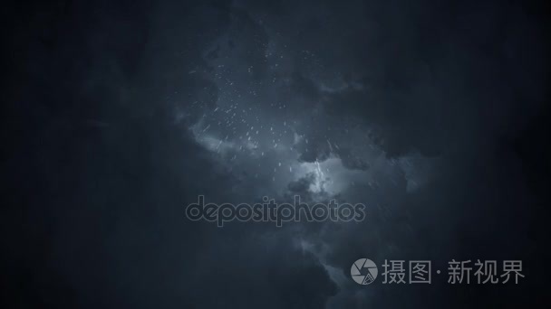 破碎的闪电风暴和雨下下来的飞机