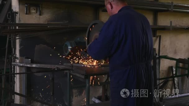 铁匠在一台机器上切钢视频