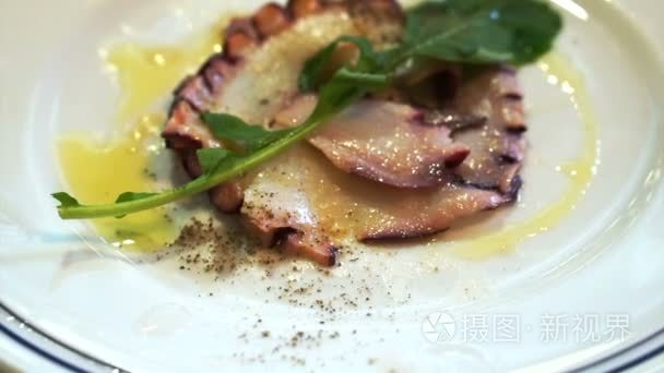 煮熟章鱼片配橄榄油视频