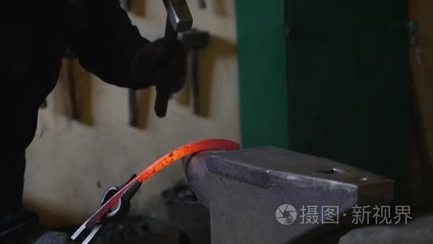 铁匠用锤子弯曲铸铁管视频