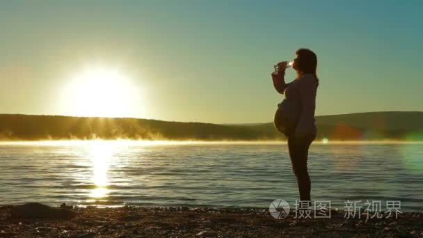 怀孕滩喝水从瓶子里视频