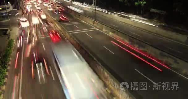 公路上交通高峰的时间推移镜头视频