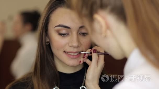 年轻姑娘做美容美发化妆的女人视频