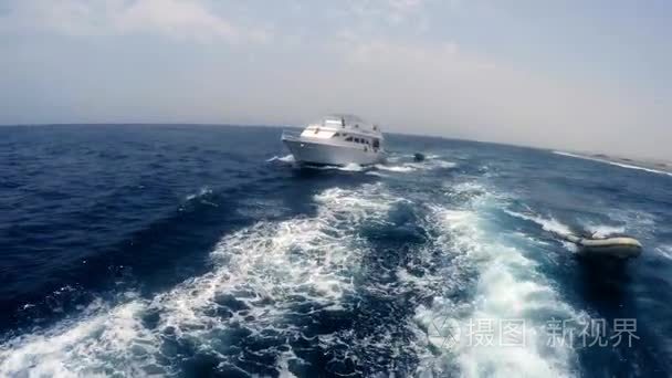 游客在埃及红海航行船视频