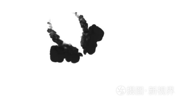 大量的流动、 乌云或烟雾、 墨水注入一个孤立在慢动作的白色。在水中的黑色。漆黑的背景或烟的背景下，为油墨效果使用 luma 遮罩