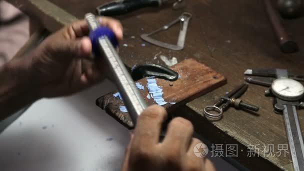 珠宝工匠测量环蜡模具尺寸视频