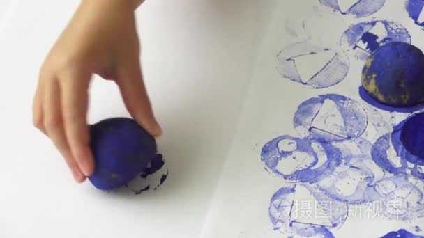 制作的自制邮票从土豆。儿童的创造力，绘图的创建过程。儿童的艺术项目，为儿童的工艺视频