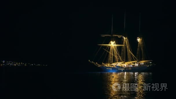 海盗船在晚上亮起来视频