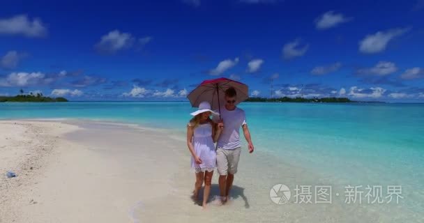 v07506 马尔代夫白色沙滩 2 人一对年轻夫妇男人女人走在一起爱在阳光明媚的热带天堂岛上水上蓝蓝的天空海洋水 4 k