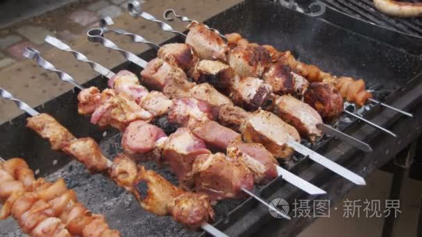 从牛肉串肉串烤熟烤架上视频