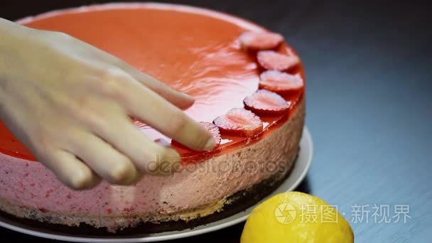 装饰与新鲜的草莓蛋糕视频
