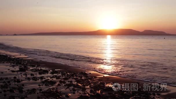 在巴厘岛的海岸上的美丽的日出视图