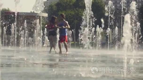 年轻幸福的夫妇在喷水池里跳舞视频