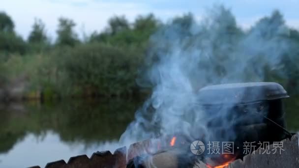 配制食物的篝火晚会视频