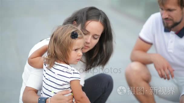 年轻的父母他们伤心女儿谈谈花时间在一起户外活动在周末期间在夏季时间的城市视频