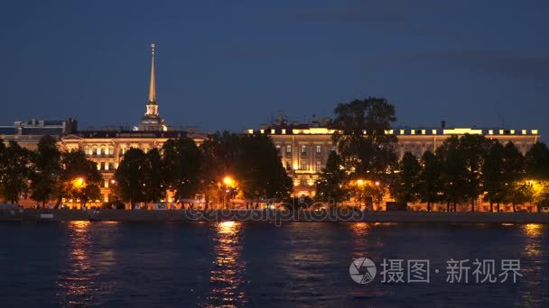 圣彼得斯堡。在夜晚的星空背景上金钟的尖顶