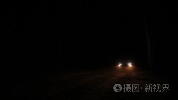 探讨在黑暗的路上的车头灯视频