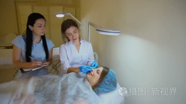 医生向学员展示了如何使眉 Microblading 校正