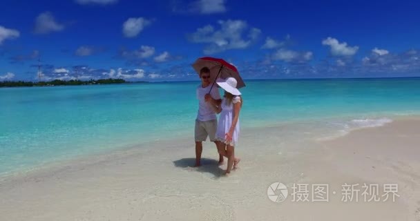 v07513 马尔代夫白色沙滩 2 人一对年轻夫妇男人女人走在一起爱在阳光明媚的热带天堂岛上水上蓝蓝的天空海洋水 4 k