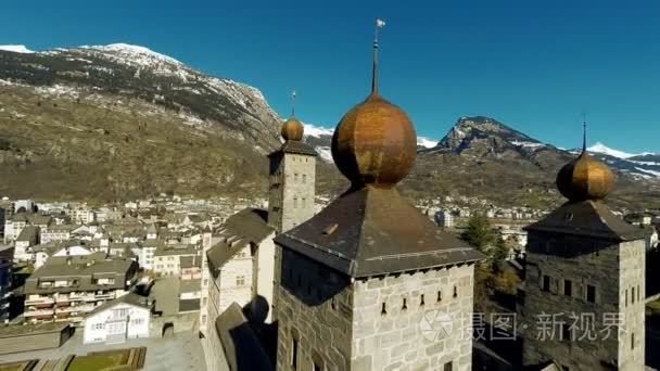 怀旧的教堂建筑俯瞰村庄飞过去视频