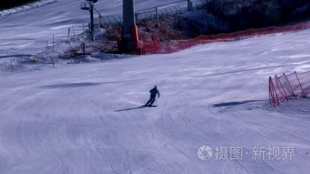在韩国度假滑雪的人视频