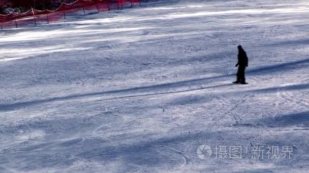 在韩国度假滑雪的人视频