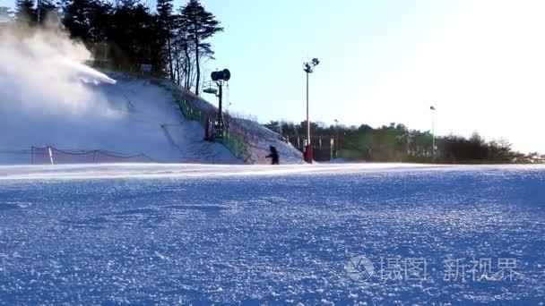 在韩国度假滑雪的人视频