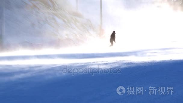 在韩国度假滑雪的人视频