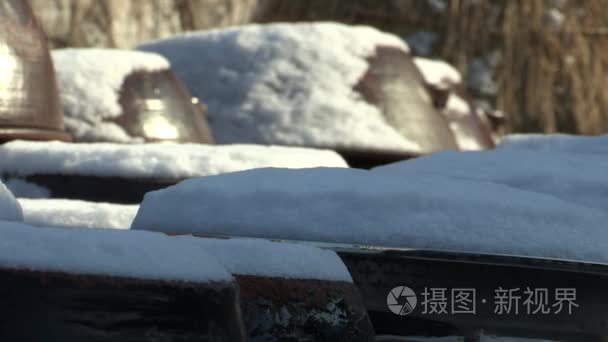 冰雪覆盖的陶器在院子里集合视频