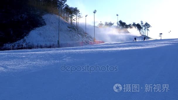 在韩国度假滑雪的人视频