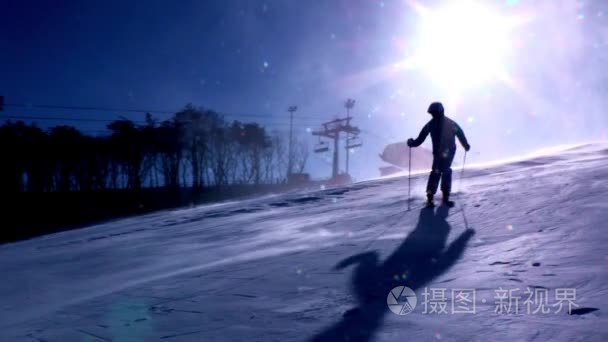 在韩国度假滑雪的人视频