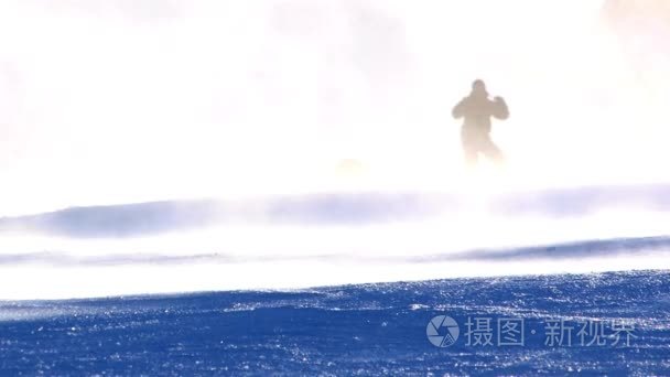 在韩国度假滑雪的人视频