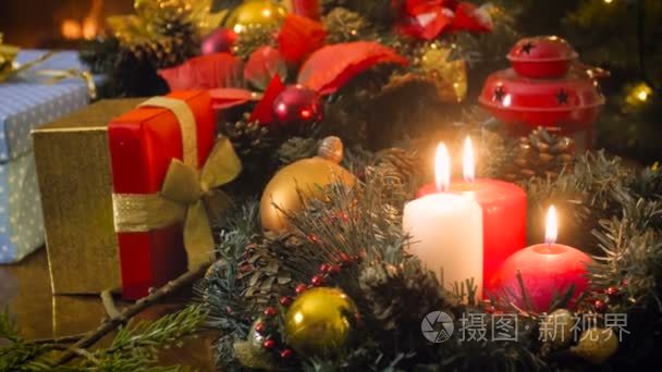 美丽 4k 画面装饰圣诞表与礼品 小玩意 花圈和燃烧的蜡烛在桌上