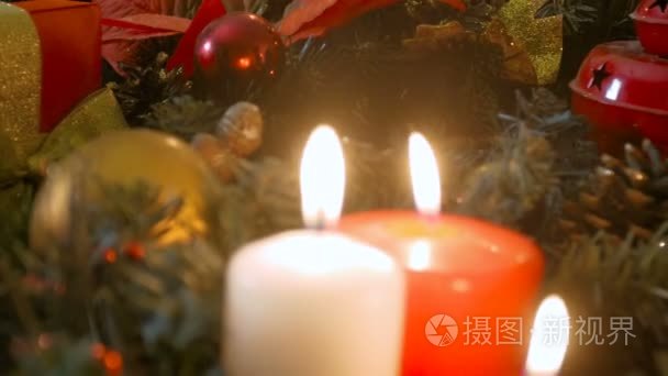 4 k 视频从滑块的美丽装饰圣诞表 fir 花圈和燃烧的蜡烛