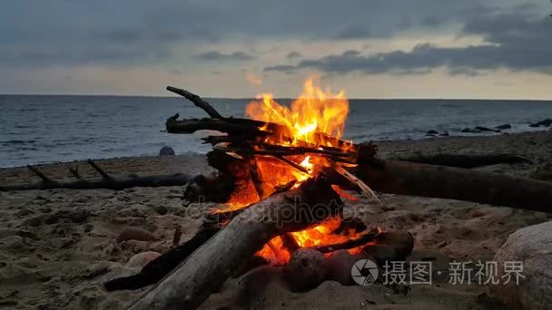 在黄昏的时候在海滩上火灾视频