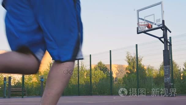 年轻的家伙玩街头篮球视频