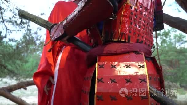 武士盔甲给艺妓和服在他视频