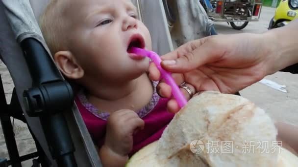 一个孩子喝椰子从一根稻草视频
