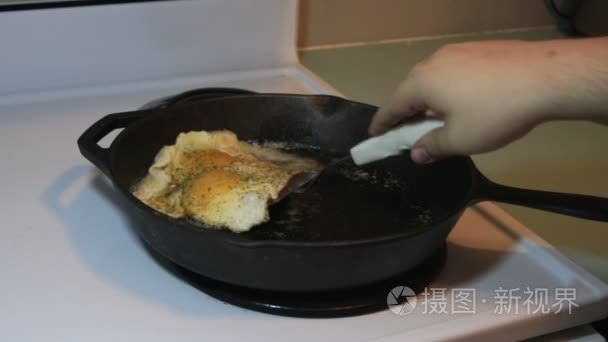 在铸铁锅中翻炒的鸡蛋视频