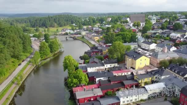 波尔沃老城和河波尔沃河在芬兰首都赫尔辛基附近的航拍视频视频