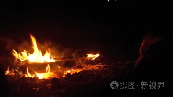 在夜晚的篝火晚会