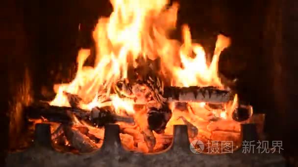 火热的充分燃木壁炉视频